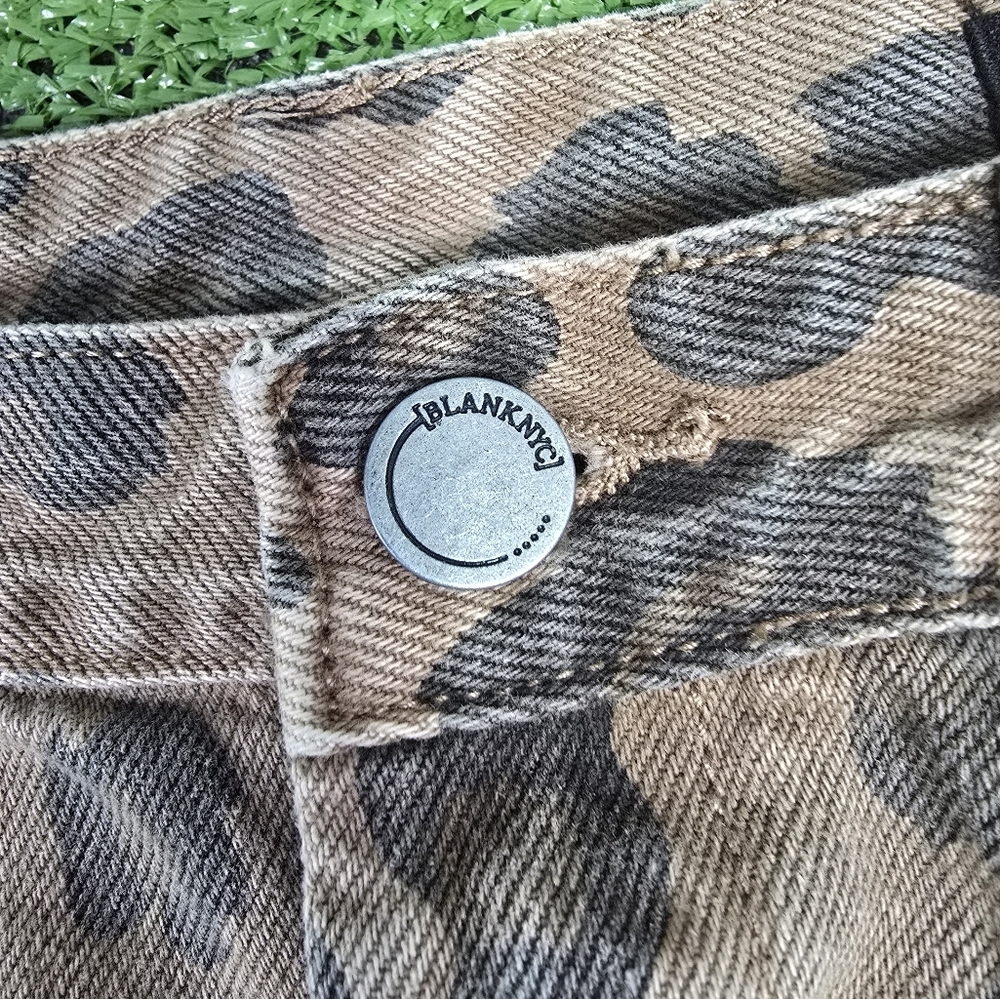 BLANK NYC | 100% COTTON FADED LEOPARD LIGHTLY DISTRESSED DENIM MINI SKIRT - Picture 10 of 16